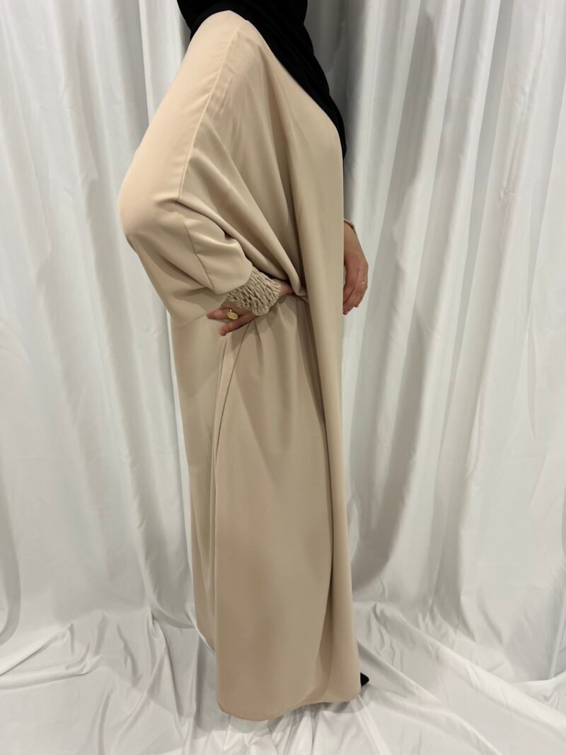 Abaya beige aux poignets froncés [Delya]