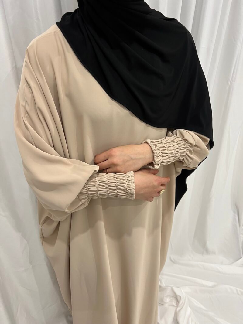 Abaya beige aux poignets froncés [Delya]