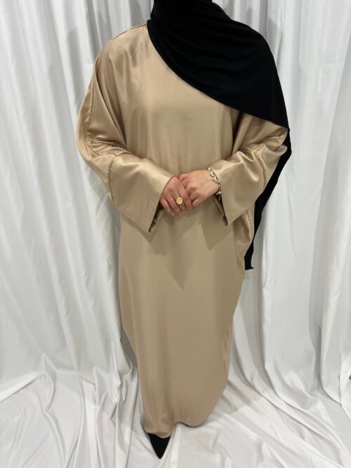 Abaya beige en satin aux finitions dorées [Seyma]
