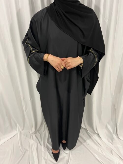 Abaya noire en satin aux finitions dorées [Seyma]