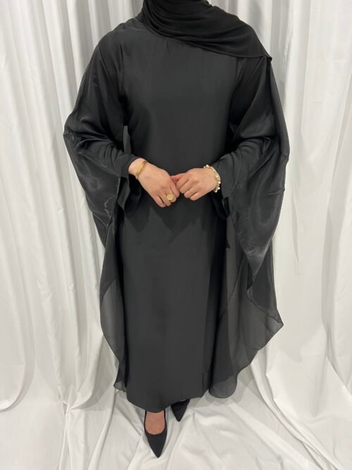 Abaya noire satinée avec cape en tulle [Nella]
