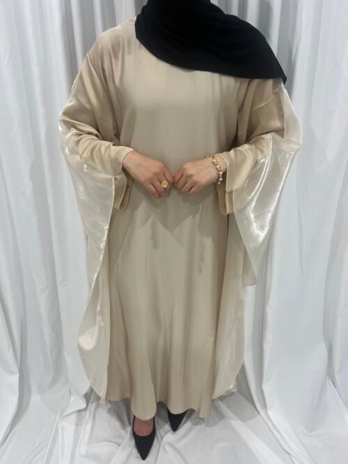 Abaya beige satinée avec cape en tulle [Nella]