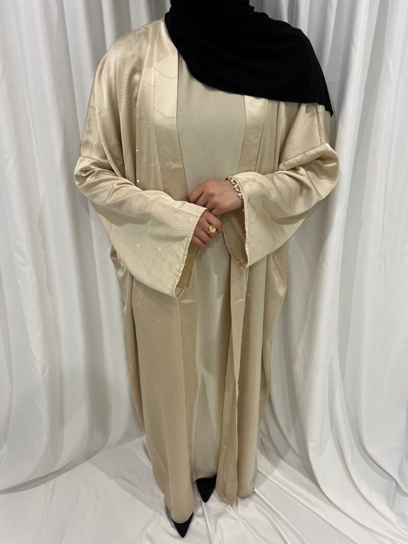 Ensemble beige en satin orné de strass [Lyra]