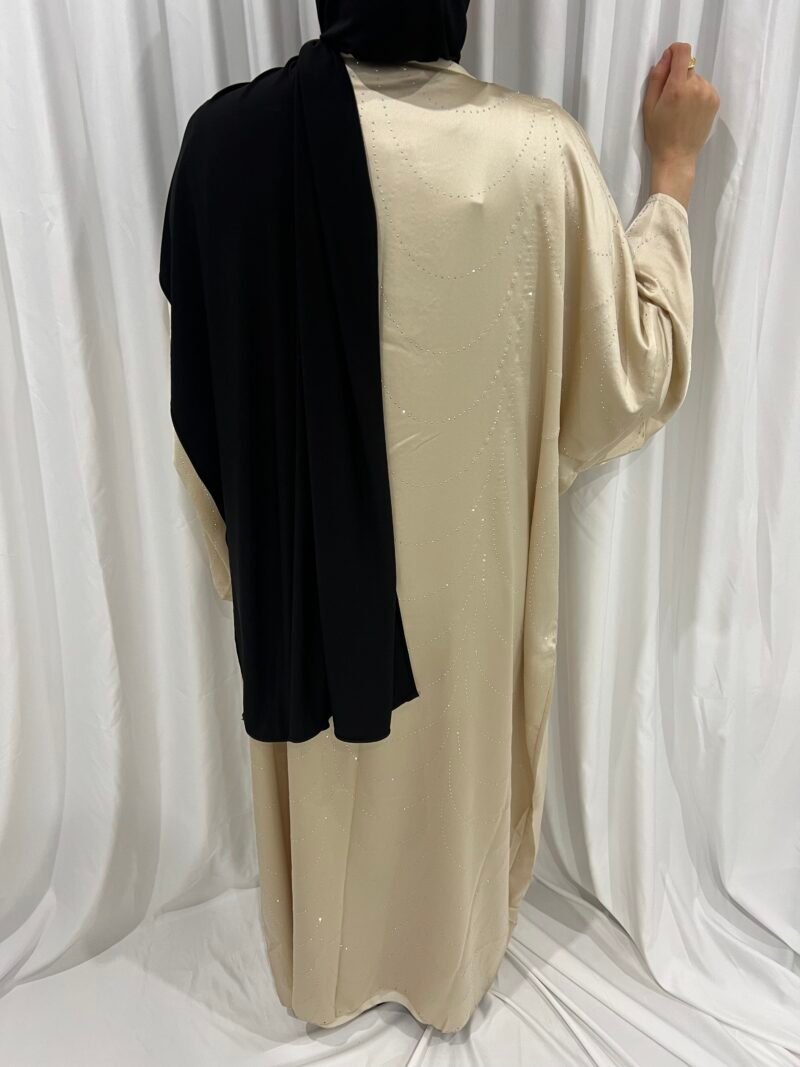 Ensemble beige en satin orné de strass [Lyra]